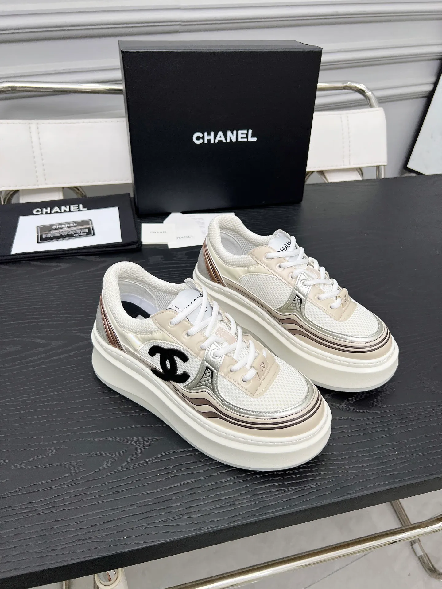 👟👟Ex-factory price 640👟👟 chanel Chanel 2025 resort series latest casual sports shoes silver white, gold white, silver gray, black and red! Incomparably beautiful and easy to wear, very light, the lining is also super soft, super comfortable, the upper is breathable, the color is high-end and durable, versatile. Upper: cowhide and cloth stitching. Inner: breathable mesh. Original foam combination outsole. Size: 35-40.